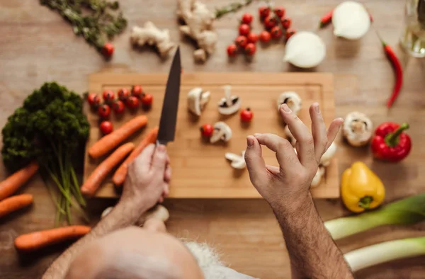 Hombre preparando comida vegana - foto de stock