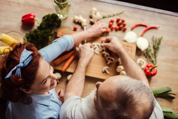 Couple préparant des aliments végétaliens — Photo de stock