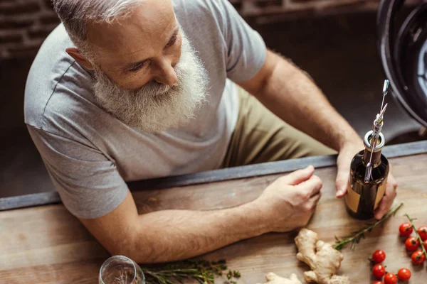 Uomo aprendo il vino — Foto stock