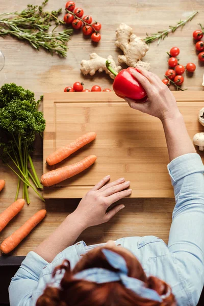 Mujer preparando ensalada - foto de stock