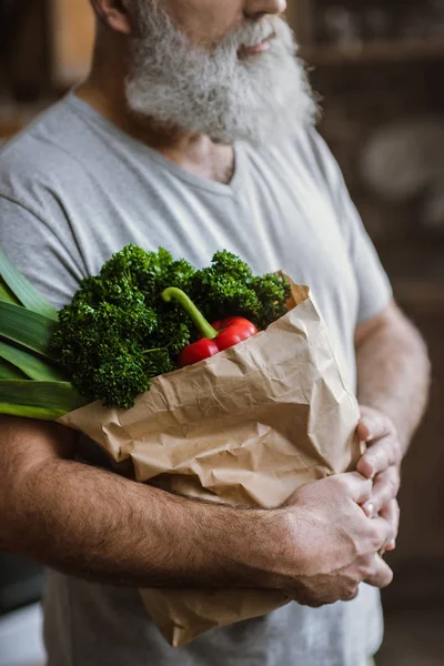 Homme aux légumes frais — Photo de stock