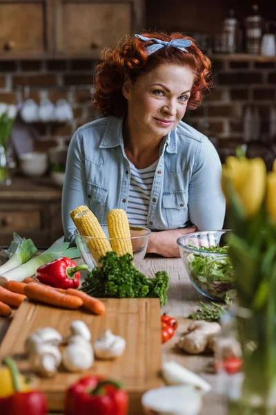 Donna matura in cucina — Foto stock