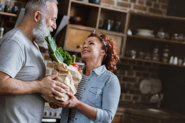 Casal segurando legumes frescos — Fotografia de Stock