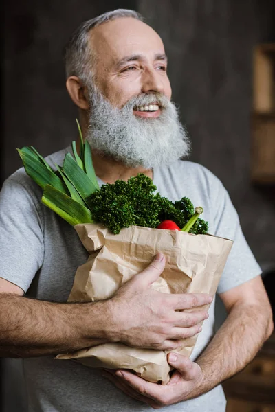 Man with fresh vegetables — Stock Photo