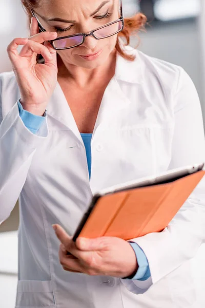 Doctor with digital tablet — Stock Photo