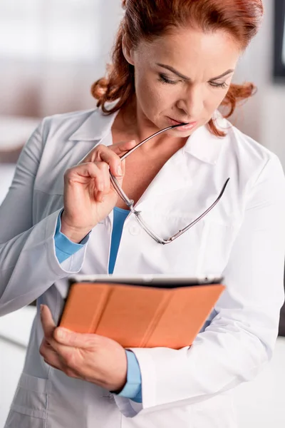 Doctor with digital tablet — Stock Photo