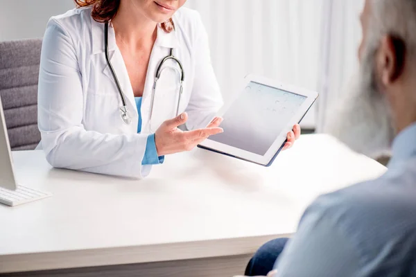 Médecin et patient âgé — Photo de stock