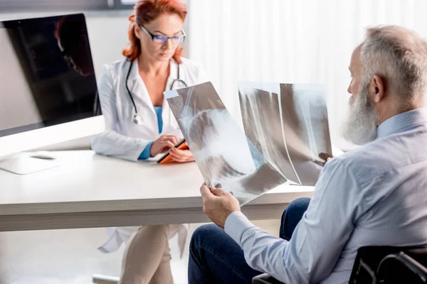 Médecin et patient âgé — Photo de stock