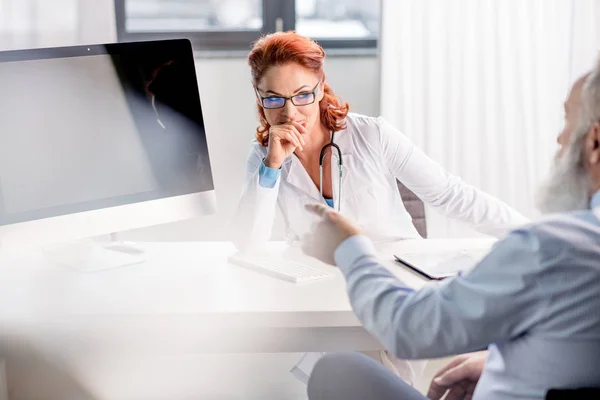 Doctor and senior patient — Stock Photo