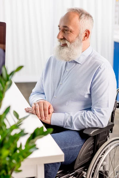 Doente sénior em cadeira de rodas — Stock Photo