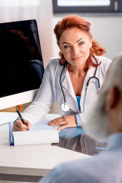 Female doctor in hospital — Stock Photo