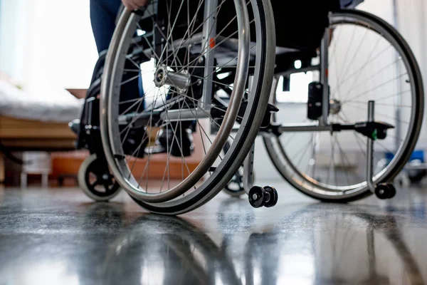 Patiente âgée en fauteuil roulant — Photo de stock