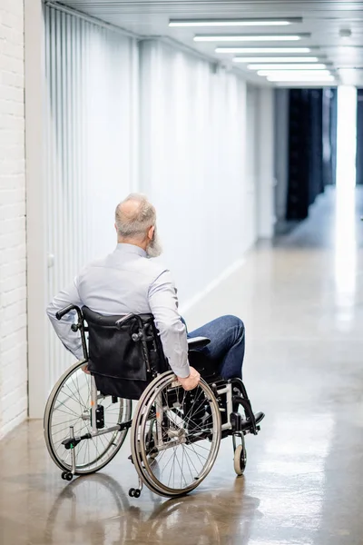 Старший пациент в инвалидной коляске — стоковое фото