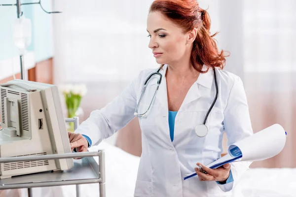 Female doctor in hospital — Stock Photo