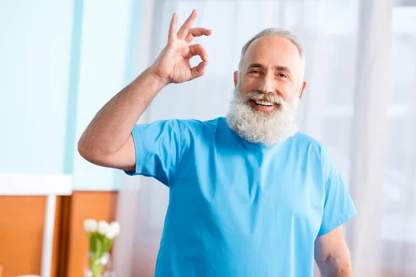 Hombre mayor en el hospital - foto de stock