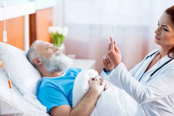 Médico segurando seringa — Fotografia de Stock