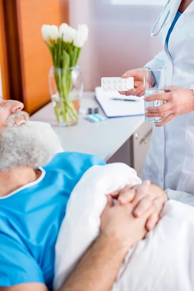 Arzt bringt Medizin zum Patienten — Stockfoto