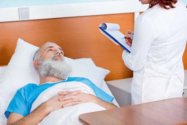 Doctor consulting patient — Stock Photo