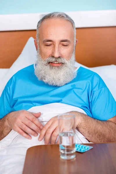 Uomo anziano in ospedale — Foto stock