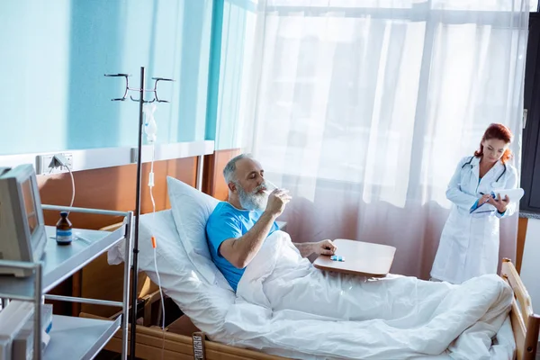 Senior man in hospital — Stock Photo
