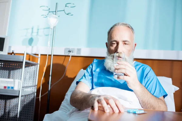 Homem idoso no hospital — Fotografia de Stock