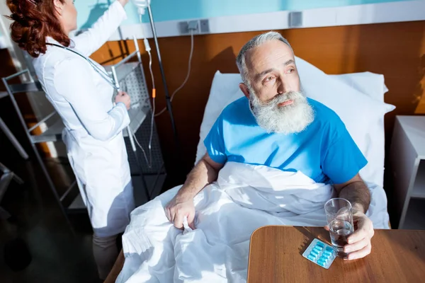 Hombre mayor en el hospital - foto de stock