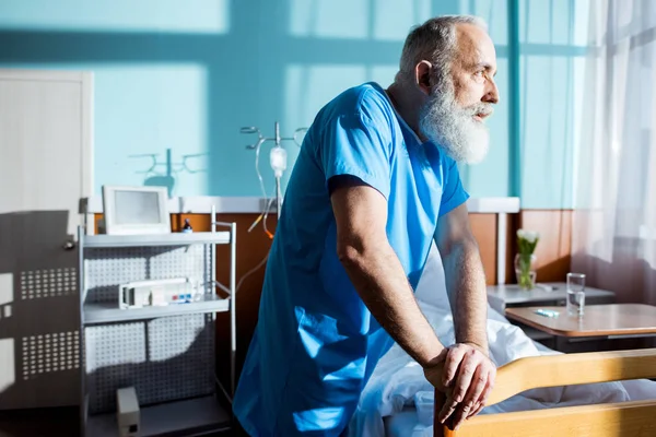 Hombre mayor en el hospital - foto de stock