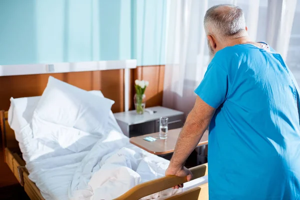 Uomo anziano in ospedale — Foto stock