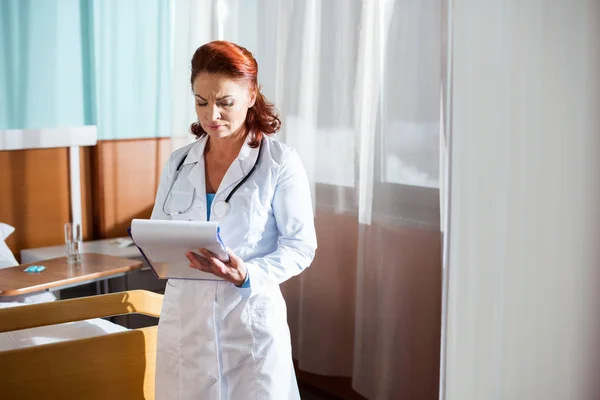 Female doctor with clipboard — Stock Photo