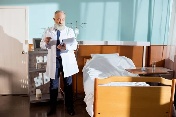 Doctor making notes — Stock Photo