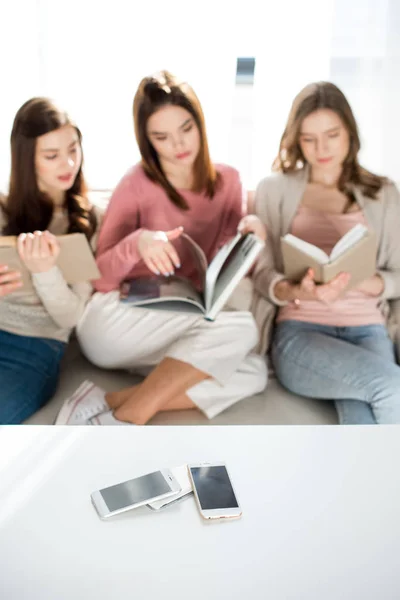 Mulheres lendo livros — Fotografia de Stock