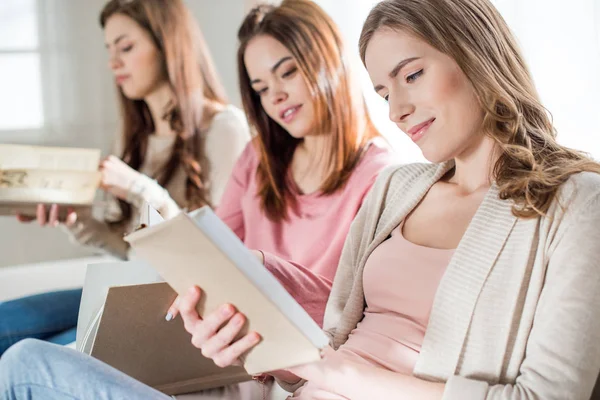 Mujer Reading Books — Stock Photo