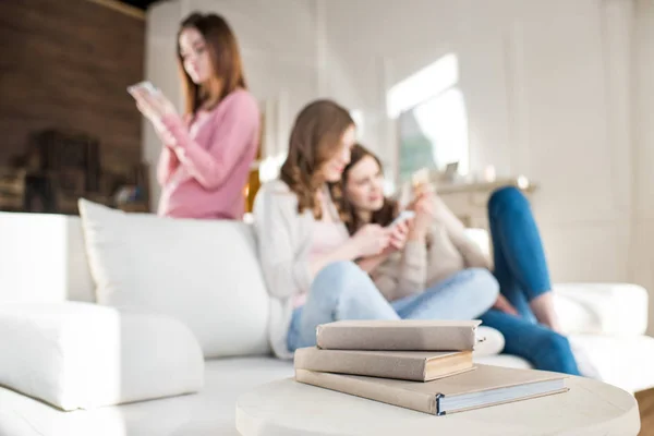 Bücher auf Tisch gestapelt — Stockfoto