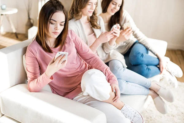 Mujeres usando teléfonos inteligentes - foto de stock