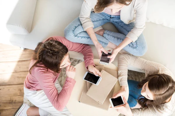 Mujeres usando teléfonos inteligentes - foto de stock