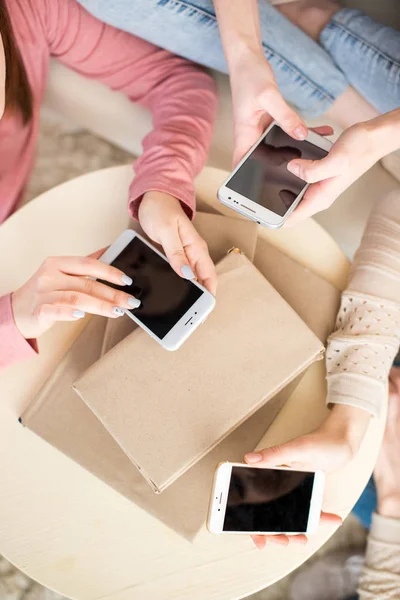 Mujeres usando teléfonos inteligentes - foto de stock