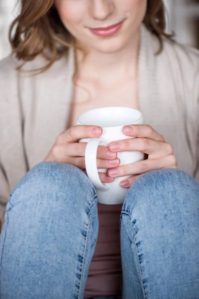 Woman holding cup — Stock Photo