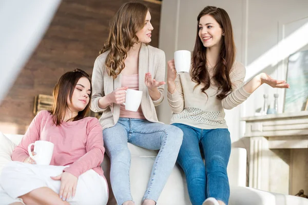 Mujeres sosteniendo tazas - foto de stock