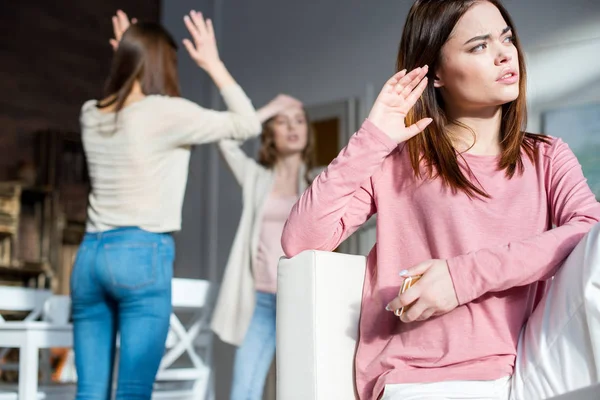 Giovani donne litigano — Foto stock