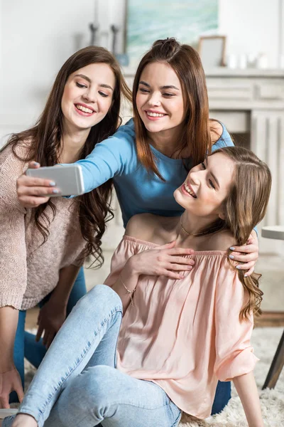 Donne che prendono selfie — Foto stock