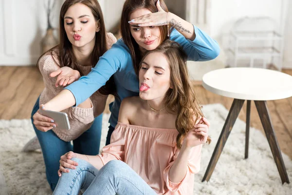 Mujeres tomando selfie - foto de stock