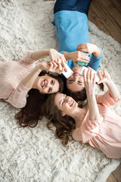 Donne che fanno selfie — Foto stock