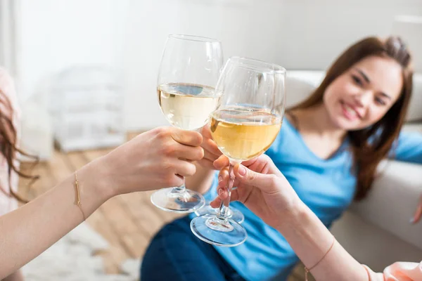 Mujeres animando con vino - foto de stock
