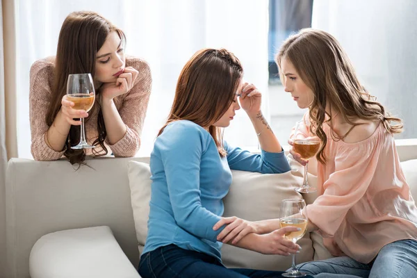 Donne che bevono vino — Foto stock
