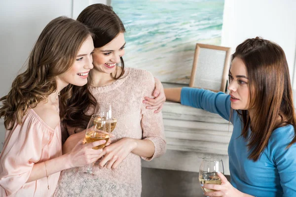 Женщины пьют вино — стоковое фото