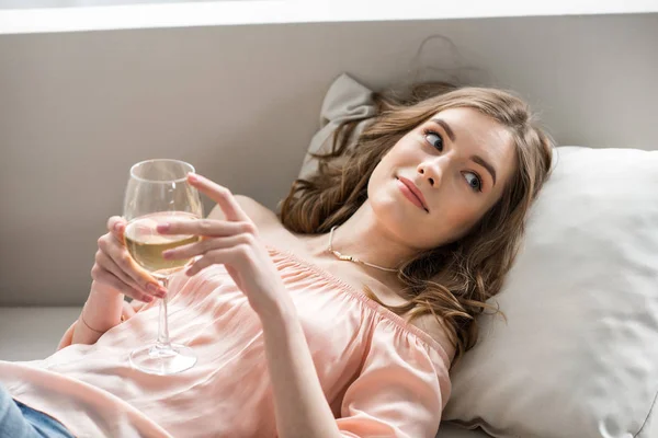 Frau mit Glas Wein — Stockfoto