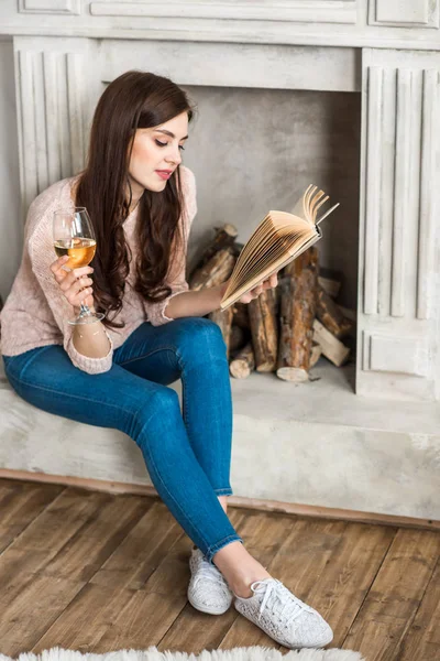 Mulher leitura livro — Fotografia de Stock