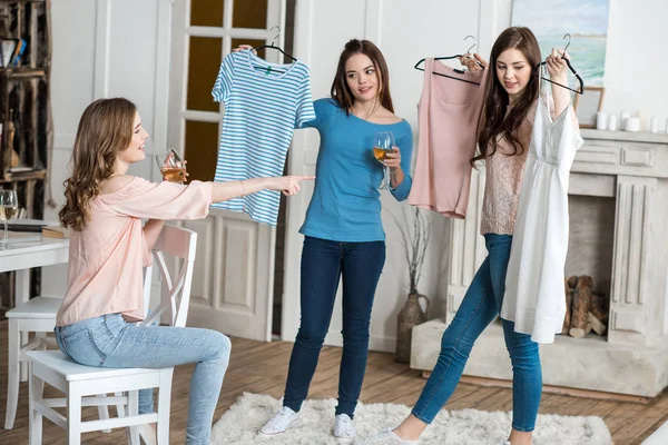 Mujeres eligiendo ropa - foto de stock