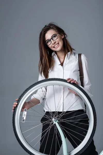 Hipster-Frau mit Fahrrad — Stockfoto