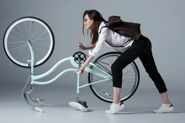 Mujer hipster con bicicleta - foto de stock